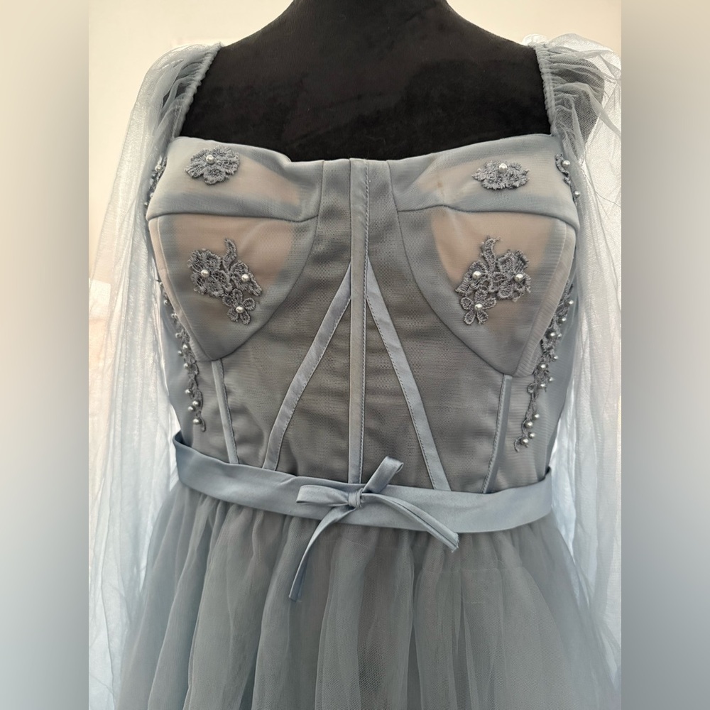 Elegant Dramatic Gray Evening Gown - Picture 8 of 9